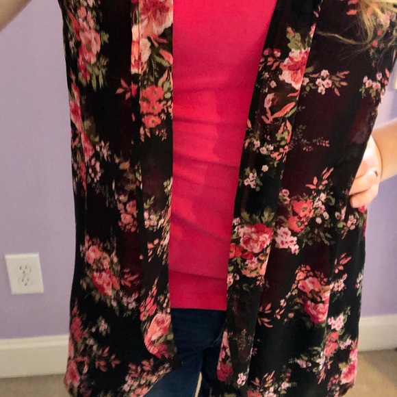 Sleeveless Floral Rose cardigan - Picture 2 of 4